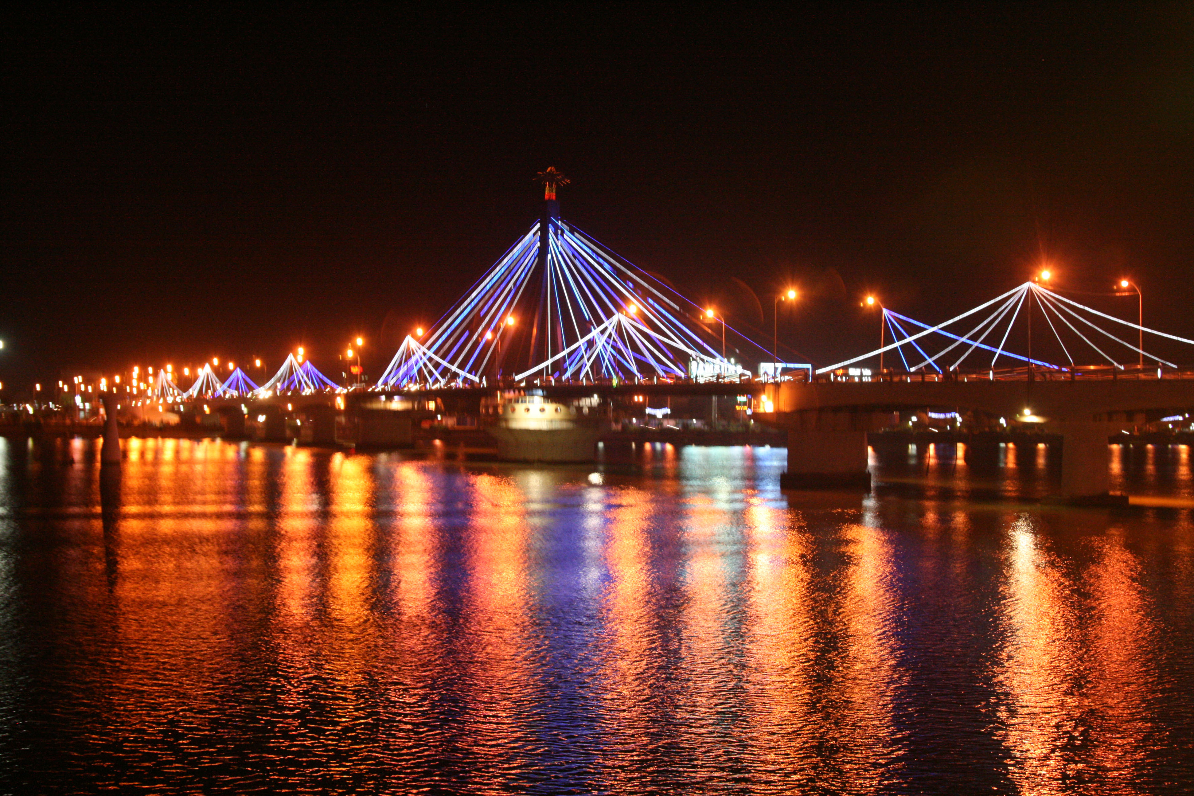 Group Tour: Da Nang Foodie & Sightseeing By Night